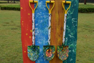 絵柄がつながっている3つのスコップ