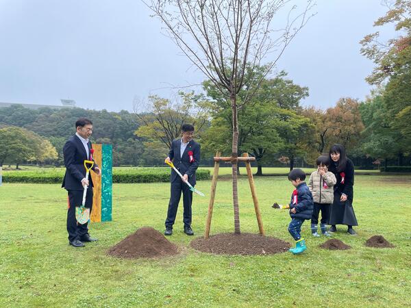 植樹している様子