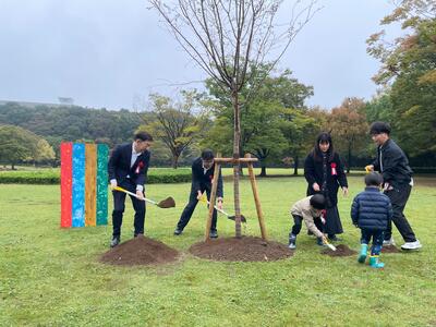 アーコレードを植樹する6人