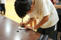 ラシッド選手にメッセージを書く子
