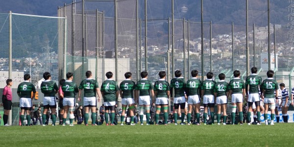 一列に並ぶメンバー達の後ろ姿