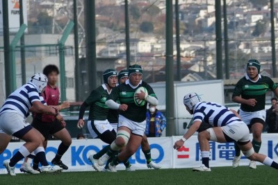 タックルをかわして走る選手