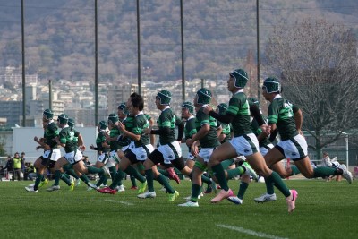 横一列で走る選手たち