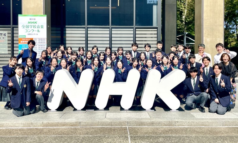 NHKホールのエントランスでの集合写真