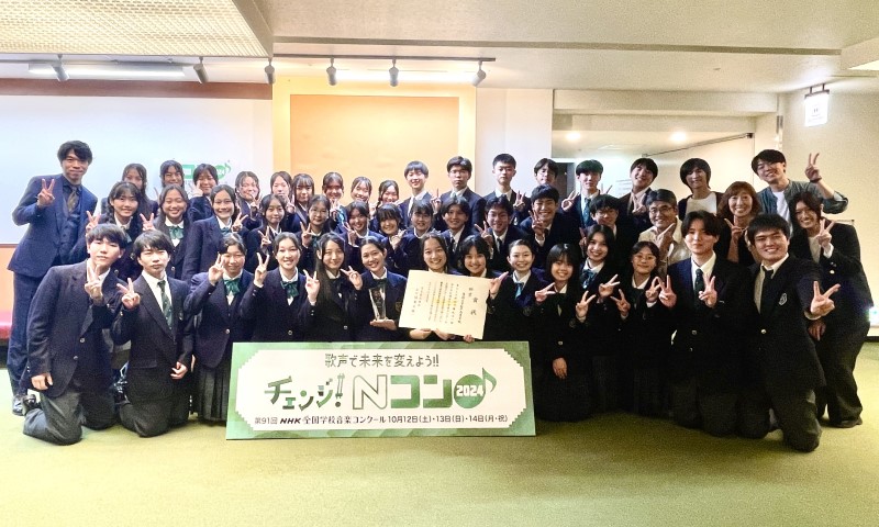 入賞の賞状を掲げた集合写真