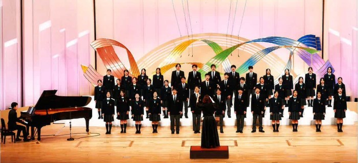 NHKホールの舞台で歌う合唱部