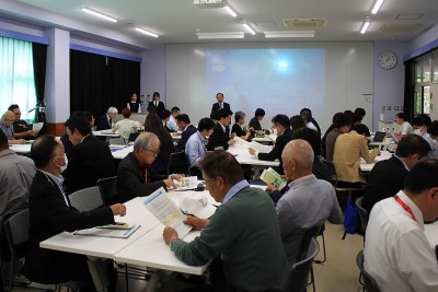 プロジェクターでの発表風景2