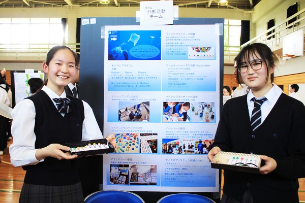 ポスター発表をする女子生徒2人