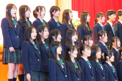 女子の歌う様子