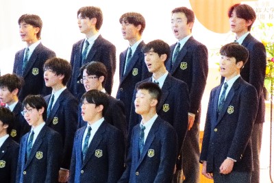 男子の歌う様子