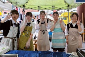 SDGs活動中の小金高生