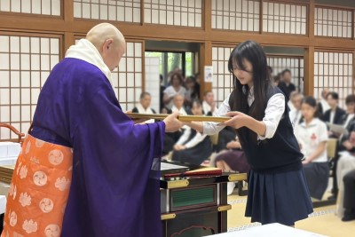 額に入った表彰状を授与される松本さん