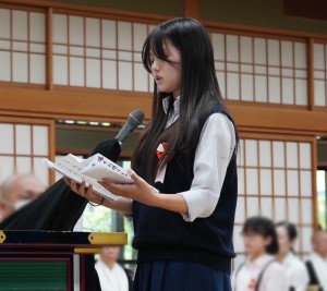 表彰式で言葉を述べる松本さん