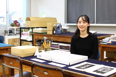 書道室に座る蒲倉先生