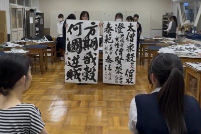 作品を見せ合う部員たちの様子