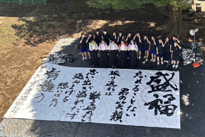 パフォーマンスの制作作品と書道部員の集合写真