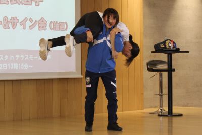 麻衣さんを担ぐ須崎選手