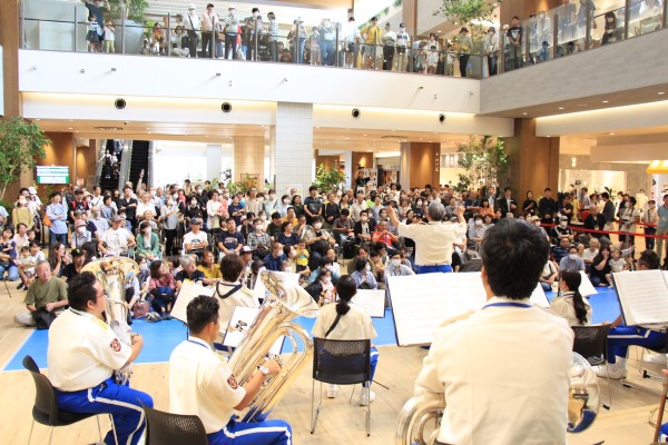 観客の前で演奏する消防音楽隊