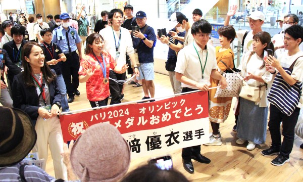 ファンに囲まれ笑顔でパレードする須崎選手