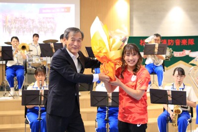 花束を持つ須崎さんと本郷谷市長