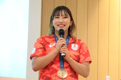 笑顔で話す須崎選手