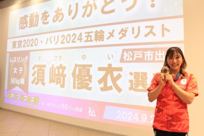 感動をありがとうのモニターの前に立つ須崎選手