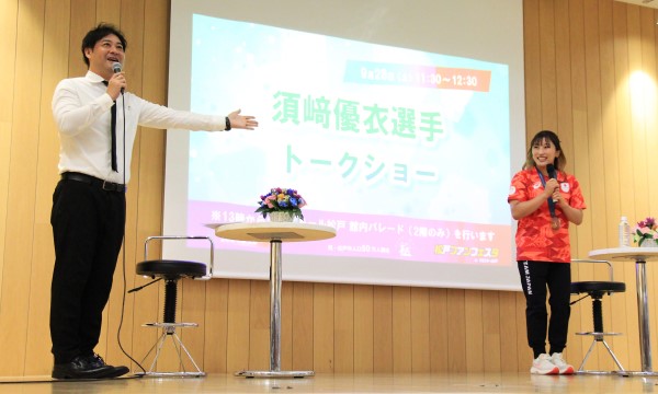 トミドコロさんと談笑する須崎さん