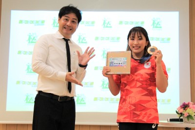 トミドコロさんと須崎選手　メダルを掲げて
