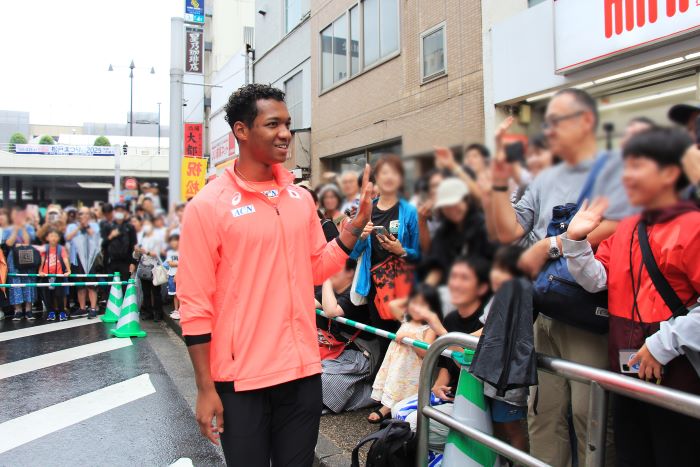 会場を周回するラシッド選手