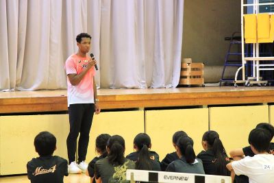 説明しているラシッド選手