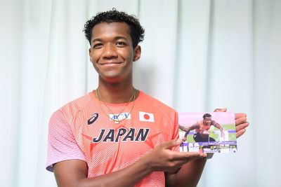 サインカードを持つラシッド選手
