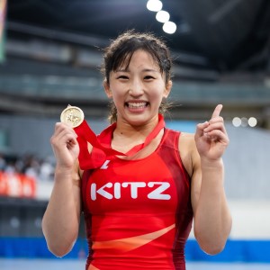 メダルを持つ須崎選手
