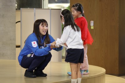 子どもたちとふれあう須崎選手