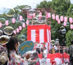 シャボン玉が飛び交うラストサマーフェスの写真