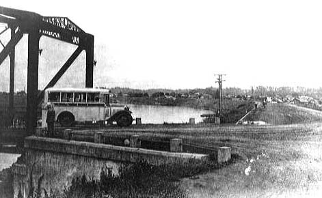 葛飾橋を渡る路線バスの写真