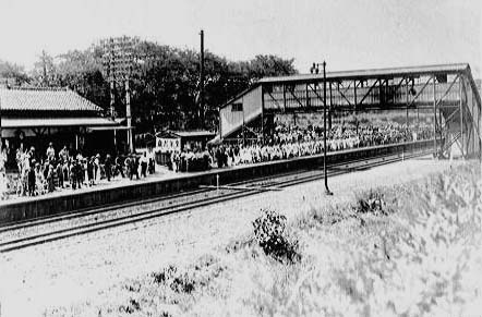 昭和10年代、北小金駅で出征の見送りをしている写真