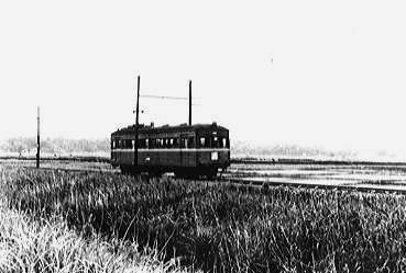 昭和32年ころ、大谷口付近を走る総武流山電鉄の車両