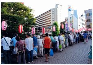 小金宿まつりを楽しむ人々の写真