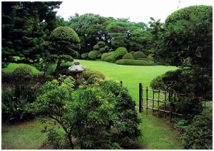 戸定邸の芝生の池の写真