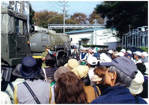 配水車と見学者たちの写真