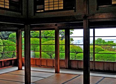 戸定邸の居間から見た庭園の植え込み