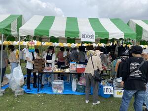 にぎわうバザー