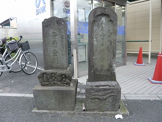 二つ並ぶ松戸新田の庚申塔写真