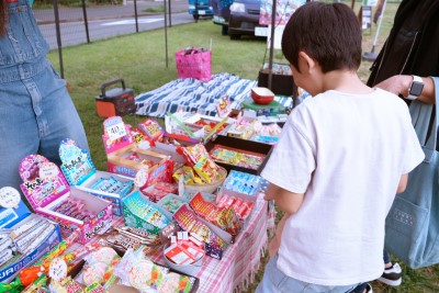 お菓子を選ぶこども
