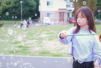 シャボン玉遊びをするこども