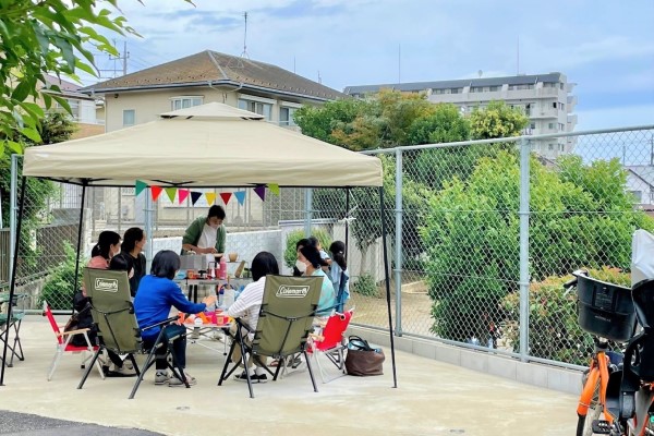 屋外のテントでコーヒーを楽しむ様子