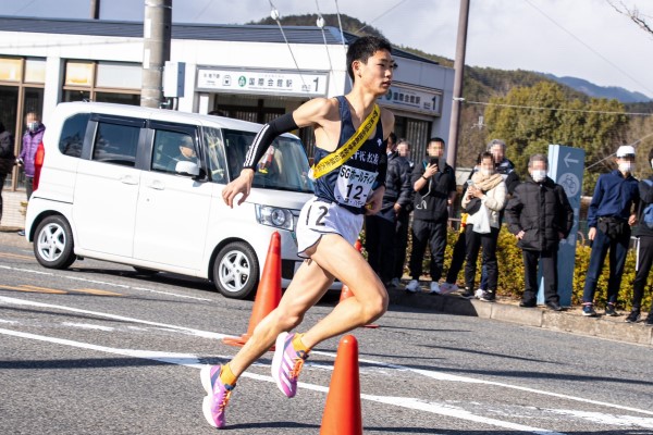 全国駅伝大会で走る鈴木選手
