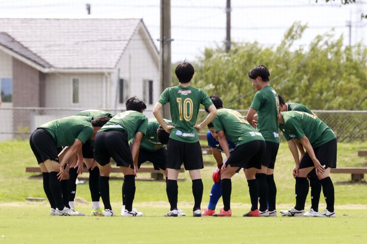 円陣を組む選手たち