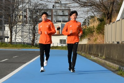 並んで走る牟田さんと富田さん