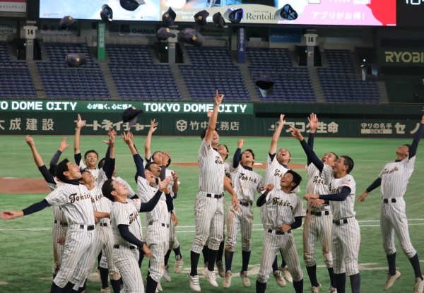 勝利して帽子を投げ上げる選手たち